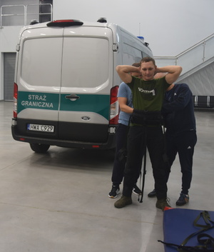 Uczestnicy szkolenia podczas zajęć w hangarze Uczestnicy szkolenia podczas zajęć w hangarze