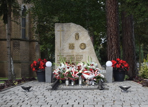 Zdjęcie Symbolicznej mogiły ofiar łagrów, zsyłek i innych miejsc kaźni ze złożonymi kwiatami Zdjęcie Symbolicznej mogiły ofiar łagrów, zsyłek i innych miejsc kaźni ze złożonymi kwiatami