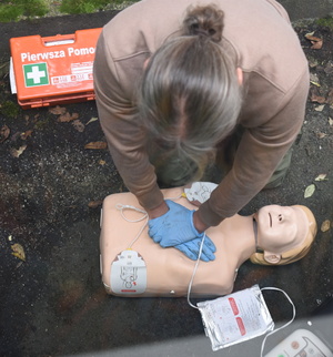 Funkcjonariusz SG podczas zajęć z udzielania pierwszej pomocy Funkcjonariusz SG podczas zajęć z udzielania pierwszej pomocy