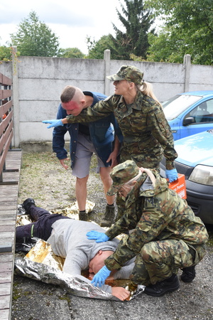 Funkcjonariuszki SG podczas zajęć z udzielania pierwszej pomocy Funkcjonariuszki SG podczas zajęć z udzielania pierwszej pomocy