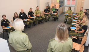 Grupa funkcjonariuszy SG w sali wykładowej podczas szkolenia Grupa funkcjonariuszy SG w sali wykładowej podczas szkolenia
