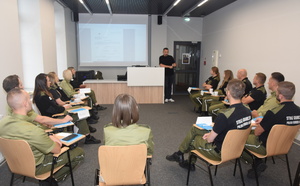 Grupa funkcjonariuszy SG w sali wykładowej podczas szkolenia Grupa funkcjonariuszy SG w sali wykładowej podczas szkolenia