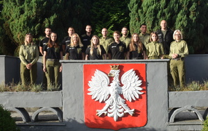 Zdjęcie grupowe funkcjonariuszy SG na tle zieleni Zdjęcie grupowe funkcjonariuszy SG na tle zieleni