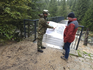 Dwóch uczestników warsztatów w terenie z mapą przed kładką Dwóch uczestników warsztatów w terenie z mapą przed kładką