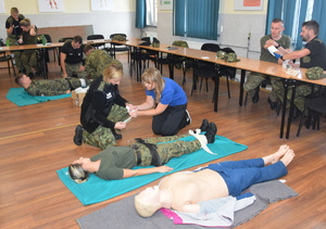 Zakończenie kursu z zakresu udzielania pierwszej pomocy Uczestnicy kursu w sali wykładowej podczas szkolenia