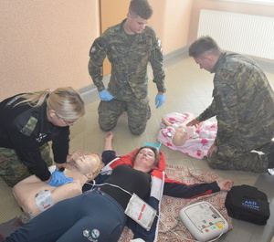 Zakończenie kursu z zakresu udzielania pierwszej pomocy Funkcjonariusze SG na korytarzu podczas szkolenia z udzielania pierwszej pomocy