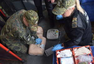 Zakończenie kursu z zakresu udzielania pierwszej pomocy Funkcjonariusz SG wykonuje na fantomie resuscytację krążeniowo-oddechową