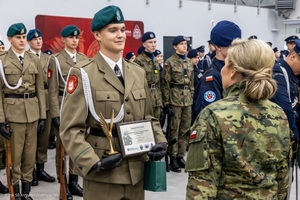 Finał II Ogólnopolskiego Przeglądu Musztry Klas Mundurowych w OSS SG w Lubaniu dobiegł końca Finał II Ogólnopolskiego Przeglądu Musztry Klas Mundurowych w OSS SG w Lubaniu dobiegł końca