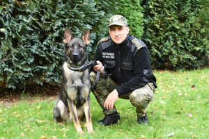 Funkcjonariusz Warmińsko-Mazurskiego OSG z psem BAJ Funkcjonariusz Warmińsko-Mazurskiego OSG z psem BAJ