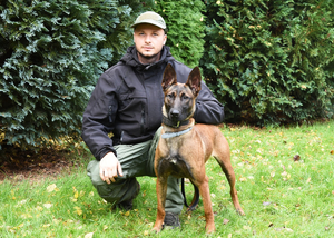 Funkcjonariusz Warmińsko-Mazurskiego OSG z psem BURZA Funkcjonariusz Warmińsko-Mazurskiego OSG z psem BURZA
