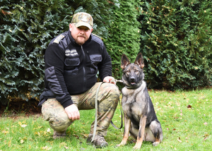 Funkcjonariusz Podlaskiego OSG z psem BRONKA Funkcjonariusz Podlaskiego OSG z psem BRONKA