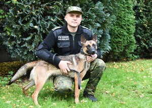 Funkcjonariusz z Nadwiślańskiego OSG z psem BRYZA Funkcjonariusz z Nadwiślańskiego OSG z psem BRYZA