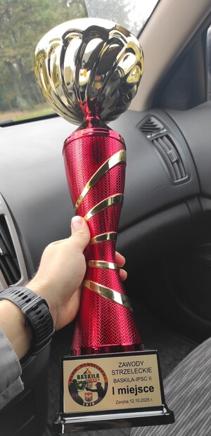 Puchar za I miejsce w zawodach strzeleckich