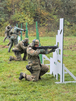 Uczestnicy kursu na strzelnicy