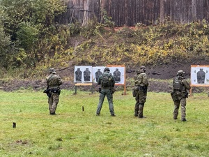 Uczestnicy kursu na strzelnicy