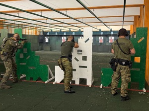 Uczestnicy kursu na strzelnicy