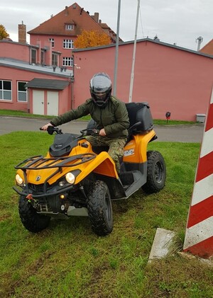 Dbamy o bezpieczeństwo na pojazdach ATV Funkcjonariusz SG na pojeździe ATV podczas szkolenia