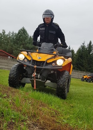 Dbamy o bezpieczeństwo na pojazdach ATV Funkcjonariusz SG na pojeździe ATV podczas szkolenia