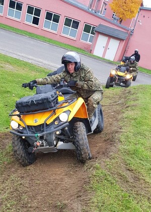 Dbamy o bezpieczeństwo na pojazdach ATV Funkcjonariusz SG na pojeździe ATV podczas szkolenia