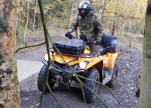 Dbamy o bezpieczeństwo na pojazdach ATV Funkcjonariusz SG na pojeździe ATV podczas szkolenia