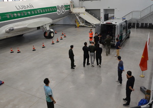 Warsztaty nt. „Zapewnienie bezpieczeństwa na pokładzie statku powietrznego z uwzględnieniem pierwszej pomocy” Warsztaty nt. „Zapewnienie bezpieczeństwa na pokładzie statku powietrznego z uwzględnieniem pierwszej pomocy”