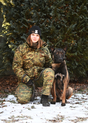 Funkcjonariuszka Podlaskiego Oddziału SG z psem CIRO Funkcjonariuszka Podlaskiego Oddziału SG z psem CIRO