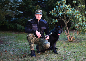 Funkcjonariusz Bieszczadzkiego Oddziału SG z psem CELTA Funkcjonariusz Bieszczadzkiego Oddziału SG z psem CELTA
