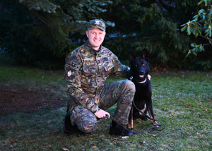 Funkcjonariusz Bieszczadzkiego Oddziału SG z psem CUMA Funkcjonariusz Bieszczadzkiego Oddziału SG z psem CUMA