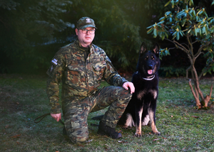 Funkcjonariusz Bieszczadzkiego Oddziału SG z psem CZACZA Funkcjonariusz Bieszczadzkiego Oddziału SG z psem CZACZA