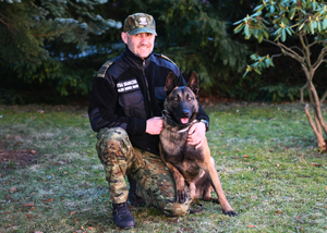 Funkcjonariusz Nadwiślańskiego Oddziału SG z psem CZORT Funkcjonariusz Nadwiślańskiego Oddziału SG z psem CZORT